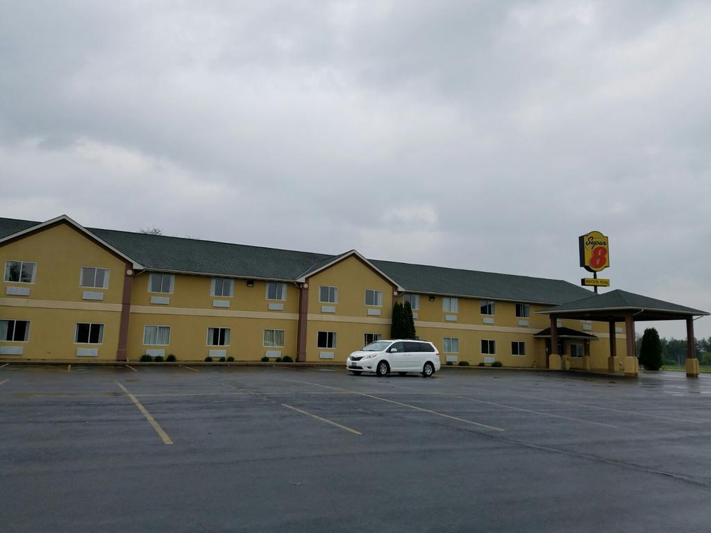 Hotel Super 8 By Wyndham Huntington Zewnętrze zdjęcie